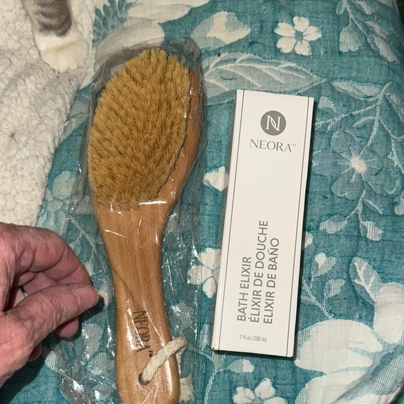 Neora Bath Elixir and Bath Brush - Picture 1 of 4